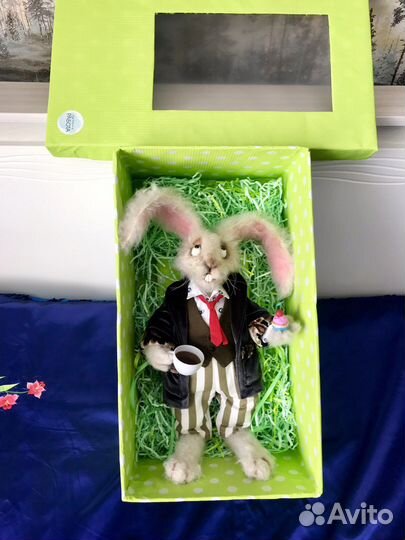 Пушистый вязаный заяц - интерьерная игрушка