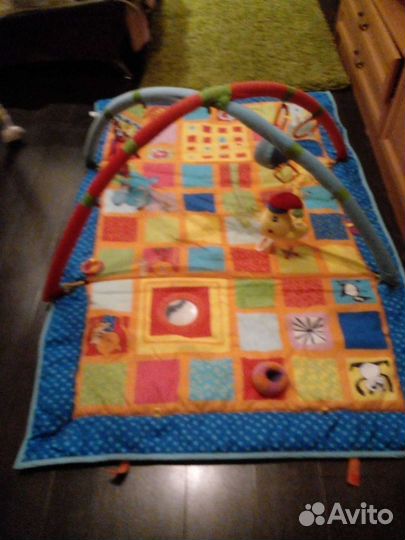Развивающий коврик с дугами и игрушками