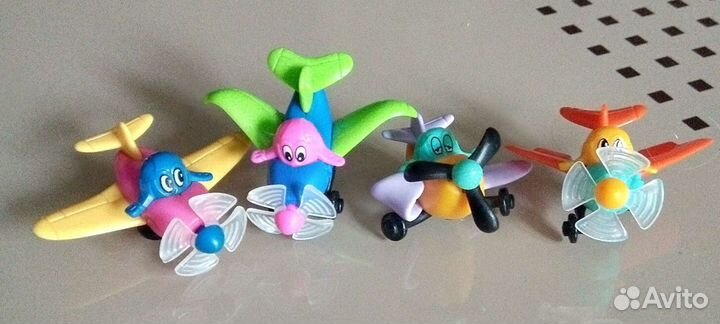 Киндер машинки,солдатики и др.На фото в наличии