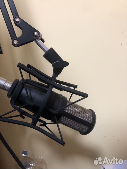 Студийный микрофон akg p420 со звуковой картой