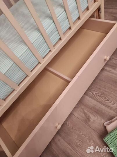 Детская кроватка с маятником