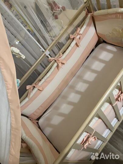 Детская кроватка с маятником и матрасом