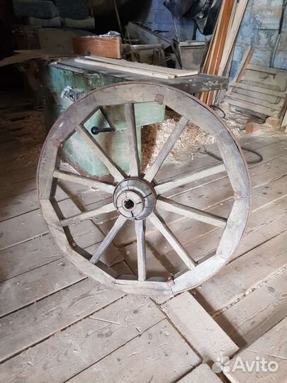 Деревянное колесо от телеги