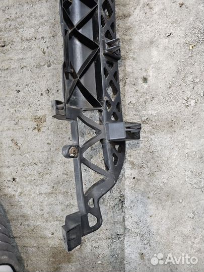 Кронштейн заднего бампера средний audi q7 4l