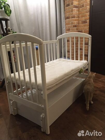 Детская кроватка с маятником и ящиком