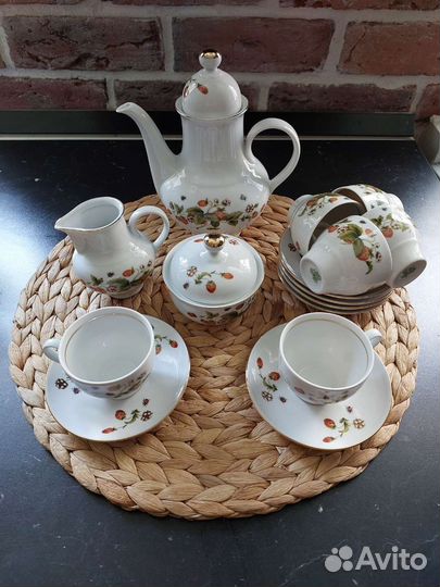 Jlmenau ГДР. Фарфор редкий- земляника и пчела