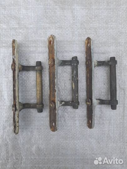 Три старых оконных ручки
