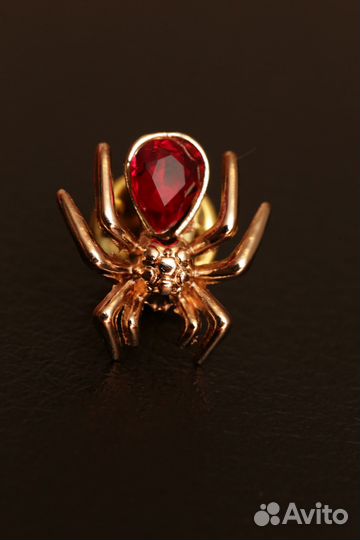 Брошка паук с камнем