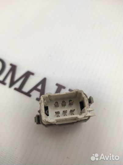 Кнопка центрального замка Nissan Primera P12