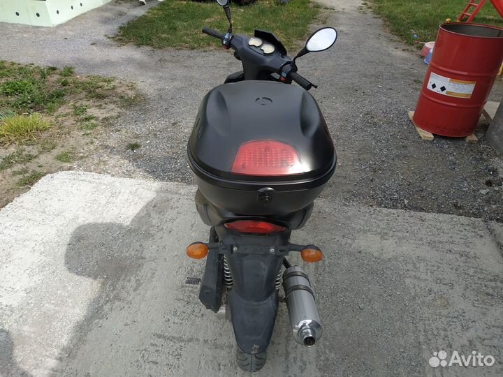 Мопед скутер на ходу