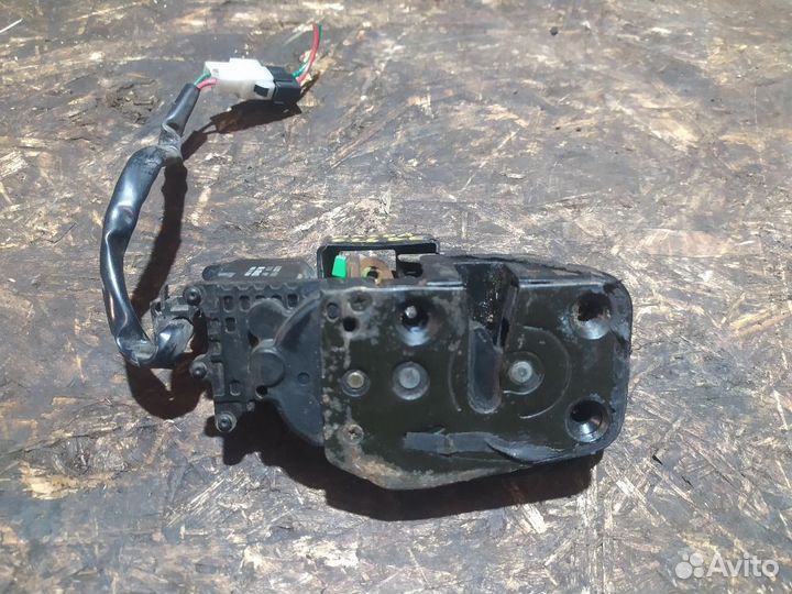 Замок двери передней правой Mazda 626 GE (1991—1997)