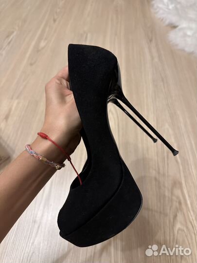 Туфли на высокой шпильке