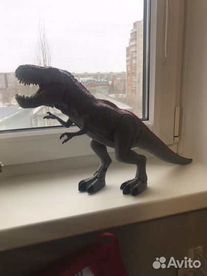 Игрушка со звуками и двигающаяся