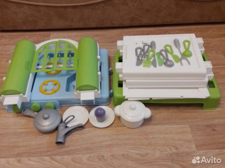 Детская кухня с посудой и приборами