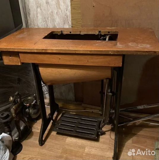 Продаю ножную швейную машинку Зингер