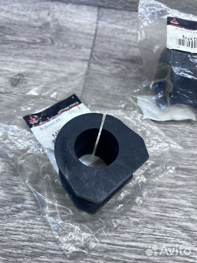 Втулки стабилизатора Mitsubishi, MR554271