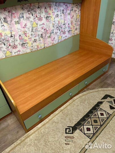 Детская кровать (гарнитур), шкаф, стеллаж