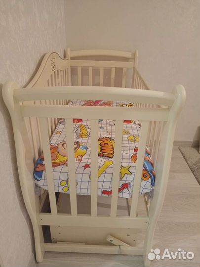 Детская кроватка с маятником и ящиком