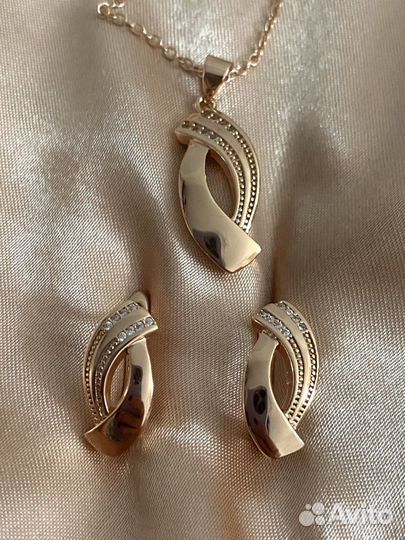 Комплект с позолотой серьги и кулон