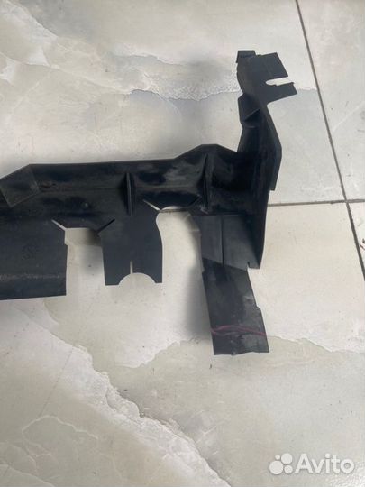 Дефлектор радиатора передний правый Skoda Octavia