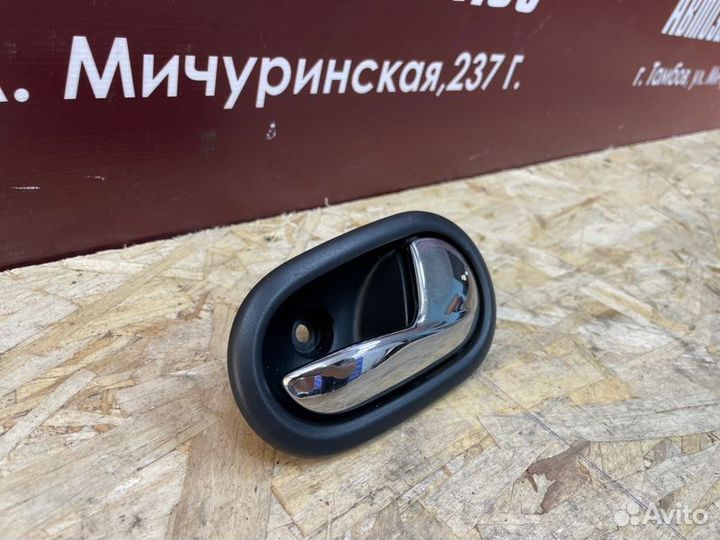 Внутренняя ручка двери правая Renault Logan