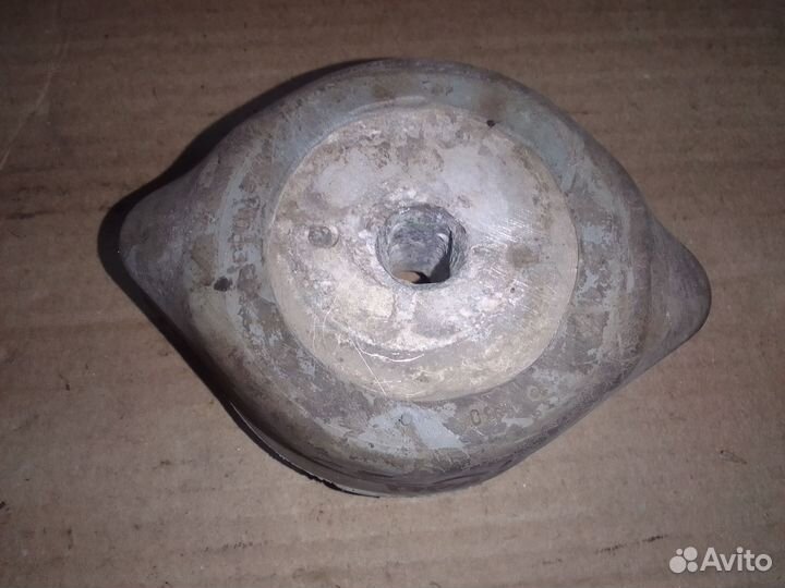 Опора правая кпп Audi A6 C5 2.4