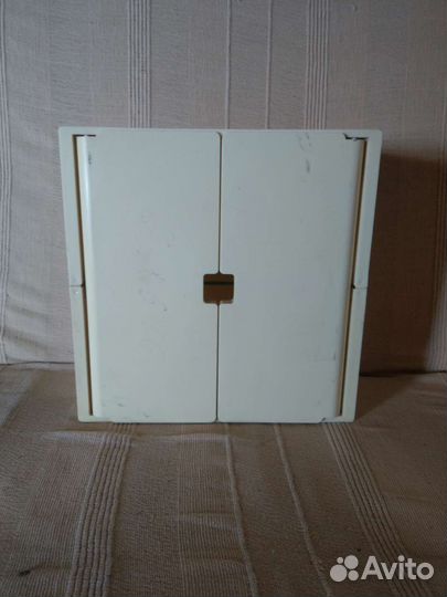 Ящик пластиковый подвесной с полочкой