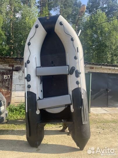 Лодка с моторм