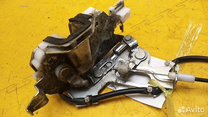 Замок двери задней левой FJ Cruiser