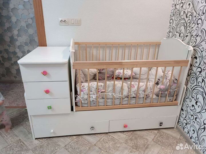 Детская кроватка с маятником и ящиком