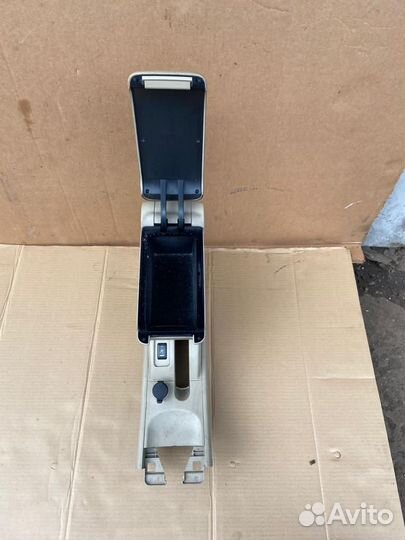 Подлокотник в сборе Ниссан Тиида С11 2007-2014