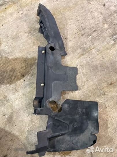 Воздуховод радиатора передний левый Audi A6 4F2