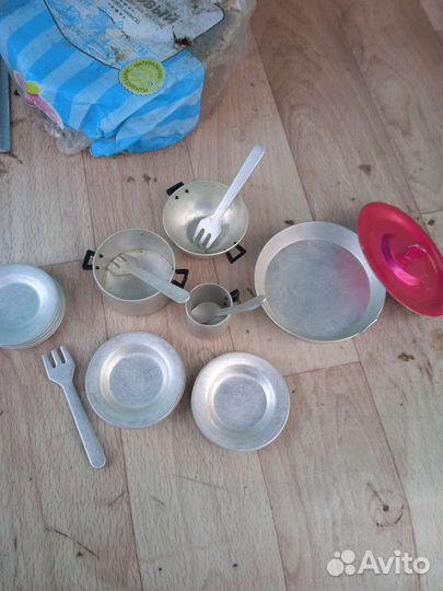 Детская игрушечная посуда, посуды много