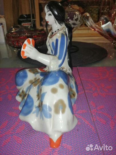 Фарфоровая статуэтка