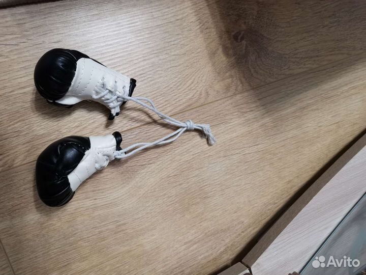 Боксерские перчатки в авто