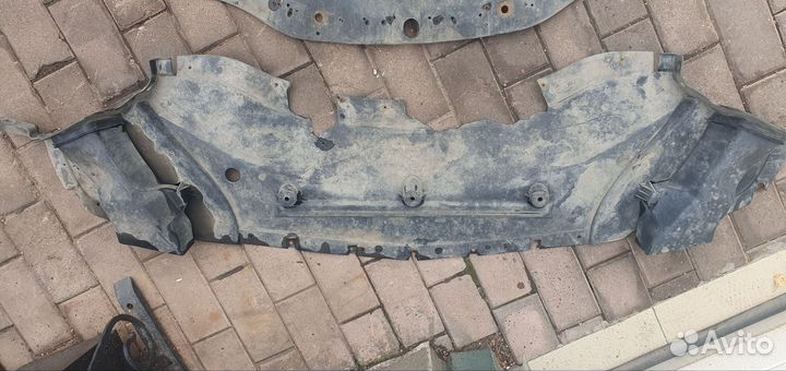 Пыльник двигателя Dodge Challenger SRT 8