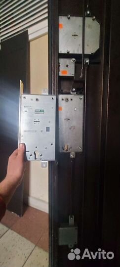 Установка дверных замков Замена замков