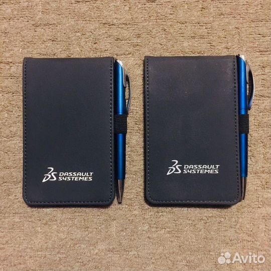 Блокнот с ручкой