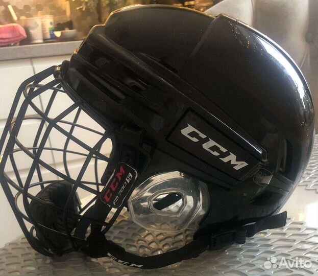 Хоккейный шлем