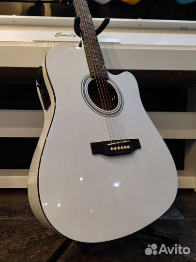 Акустическая гитара с подключением + Аксессуар
