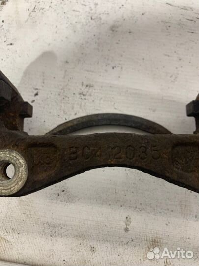 Скоба суппорта передняя Ssangyong Kyron 2 D20DT