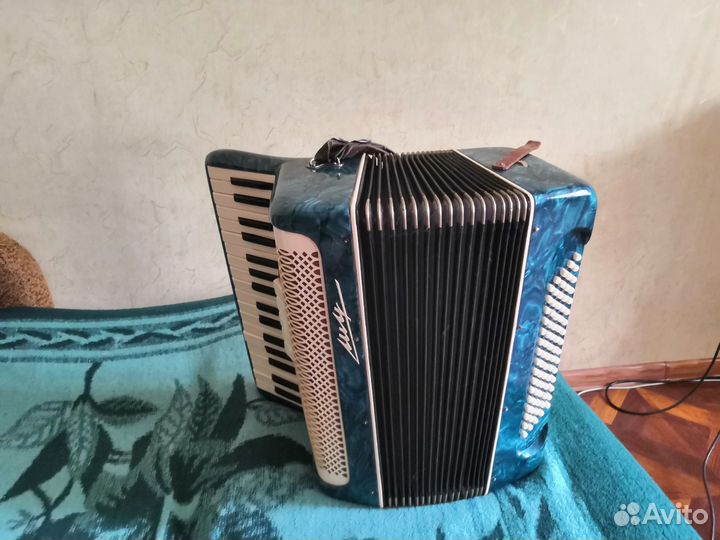 Аккордеон и нотный пюпитр