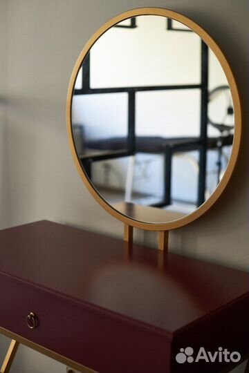 Туалетный столик с зеркалом