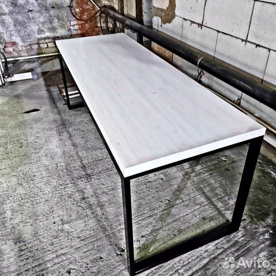 Компьютерный стол белый в стиле лофт