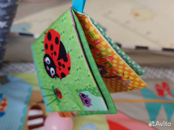 Развивающий коврик с игрушками в коробке