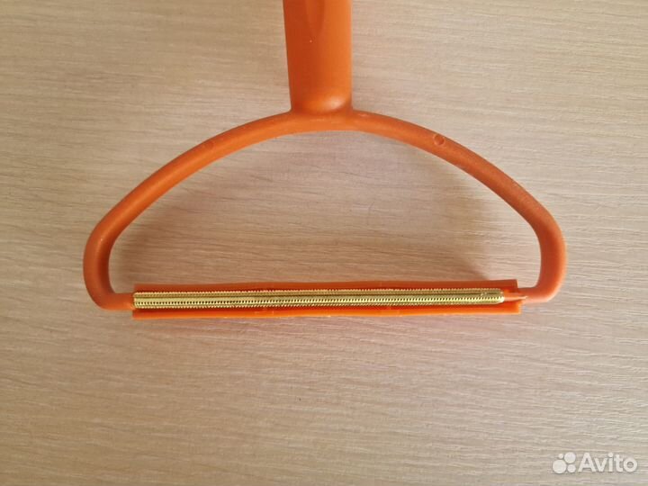 Щётка скребок для чистки одежды и ковров