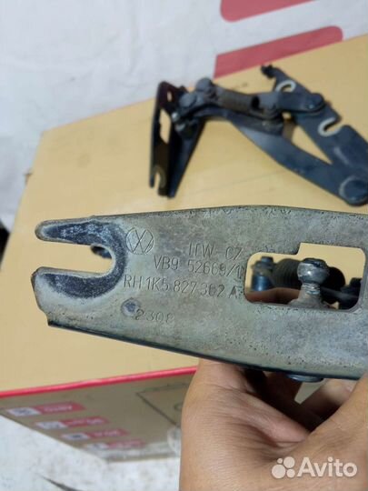Петля крышки багажника Volkswagen Jetta 5