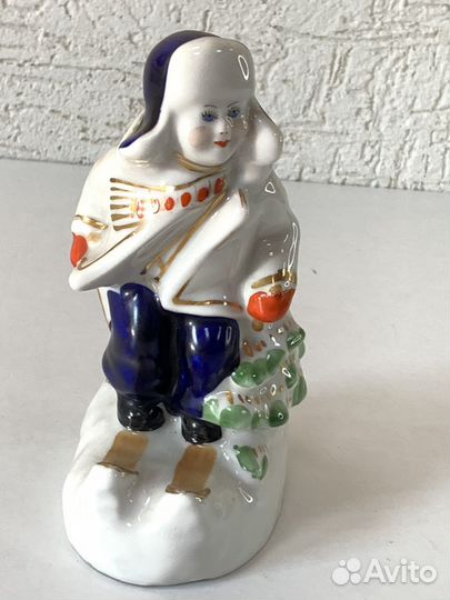 Фарфоровая статуэтка Мальчик Лыжник