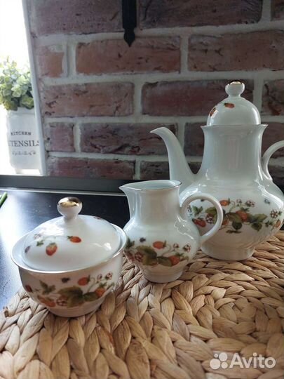 Jlmenau ГДР. Фарфор редкий- земляника и пчела