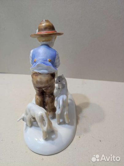 Фарфоровая статуэтка
